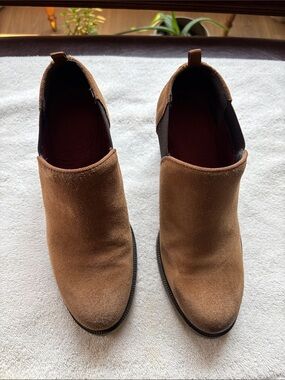 Women’s Tan/Brown Suede Slip-On Casual boot look